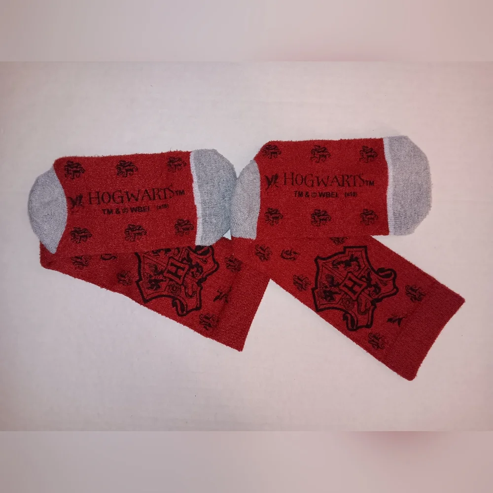 Red Harry Potter  Hogwarts Crest Socks Gray Toe Heel